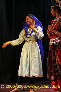 Пэри Сапфир (катхак) и пэри Рубин (одисси) ждут пэри Топаз и Изумруд, чтобы танцами приветствовать Повелителя.