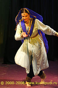 Пэри Сапфир (катхак) тоже танцует свой танц перед Повелителем.