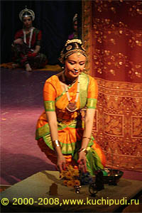 Пэри Топаз (бхарат-натьям) делает подношение перед танцем Повелителю.