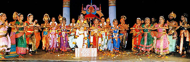 Сцена из "Рамаяны" в постановке Гуру Вемпати Чинна Сатьяма и студентов его "Кuchipudi Art Akademy"